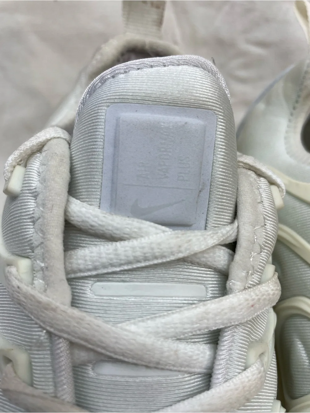 Nike Air Max White Athletic Sneakers - Textured Overlay Design sz 8